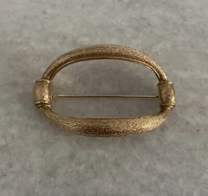 Vintage Gold Tone Ciner Brooch Pin Signed Textured - Picture 1 of 5