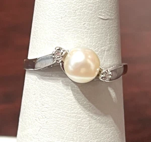 10K White Gold Pearl Ring with Diamond Accents Size 6 1.8Gr. - Picture 1 of 6