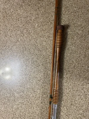 Caña de pescar vintage con mango de madera acanalado Montague de bambú dividido (80 pulgadas) 2 piezas Foto 1 de 4