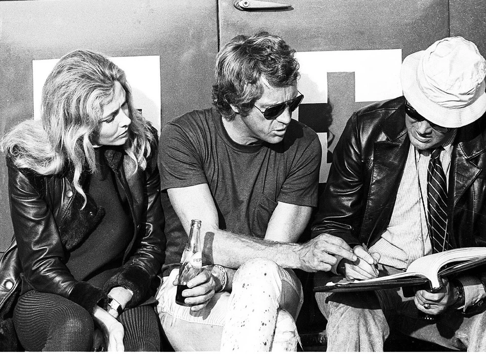 Impresión fotográfica de película de Elga Andersen y Steve McQueen en el set de Le Mans 8,5"x11" Foto 1 de 1