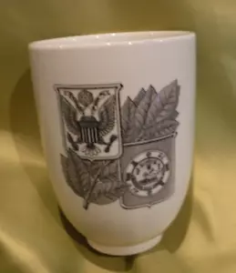 VASO WEDGWOOD OF ETRURIA E BARLASTON MADE IN ENGLAND STEMMI AQUILA/AGNELLO FOGLIA - Foto 1 di 9