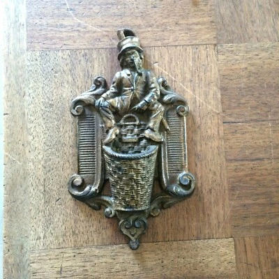 ANCIEN PYROGENE EN FONTE A ACCROCHER, 2 GRATTOIRS - Photo 1/4