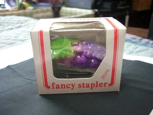 SUMINISTRO DE OFICINA MINI FRUTA "RACIMO DE UVAS MORADAS" GRAPADORA CERÁMICA REGALO (TCPL) - Imagen 1 de 9