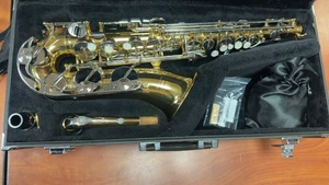 Saxofón alto Yamaha YAS-26 con estuche, boquilla y extras - Imagen 1 de 13