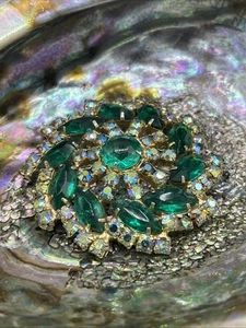 Goldfarbene grüne Marquise Aurora Borealis AB Strass Juliana Brosche hinten offen - Bild 1 von 10