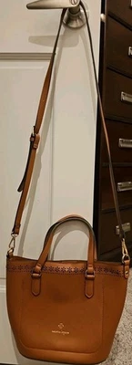 BOLSO BANDOLERA NANETTE LEPORE BLAIR MARRÓN IMITACIÓN CUERO RECORTES FLORALES Foto 1 de 4