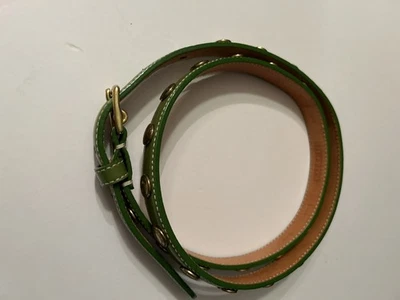 Cinturón COACH Verde Charol Pequeño Ajustado Dorado Tachonado Foto 1 de 3