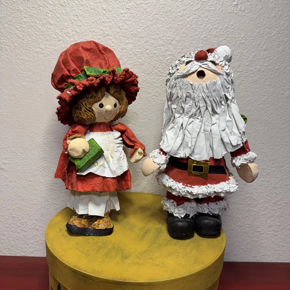 Juego de estatuillas de Papá Noel y niña de papel maché hechas a mano decoración navideña par Foto 1 de 4