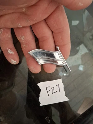 РЕДКАЯ 1954 PLYMOUTH ЗАДНЯЯ ЧЕТВЕРТЬ ПАНЕЛИ РЕБРО ФЛАГ ЭМБЛЕМА OEM MOPAR 1542458 - Изображение 1 из 4