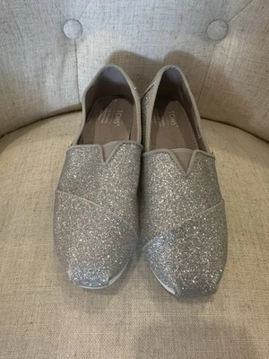 NUEVO TOMS Clásicos Niñas Talla 1 Zapatos Alpargata Plateados Iridiscentes Metálicos Precio de venta sugerido por el fabricante $40 Foto 1 de 4