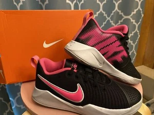Mädchen Nike Team Hustle Quick Basketballschuhe [AI5298 003] schwarz/pink/weiß - Bild 1 von 10