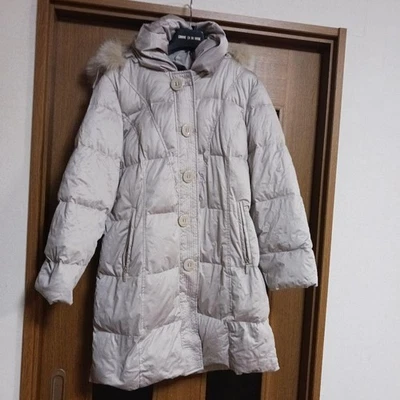 CHAQUETA DE PLUMÓN BALMAIN BEIGE USADA CON CAPUCHA DE PIEL BUENA Foto 1 de 4