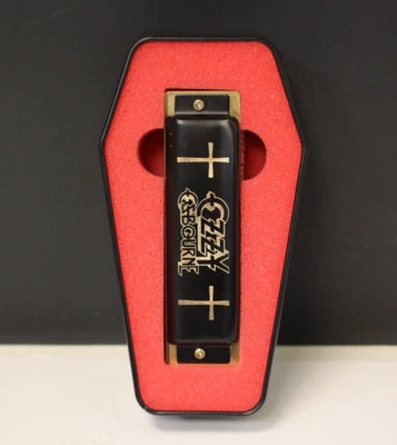 (RI1) Ozzy Osbourne Hohner armónica negra con ataúd Foto 1 de 4