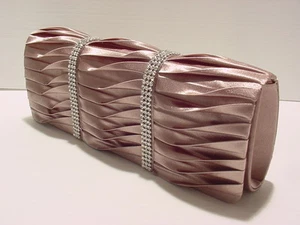 BOLSO LARGO DE NOCHE PARA MUJER MARRÓN SATINADO DOS RAYAS DE PIEDRA DE LLUVIA CON CADENA PLATEADA - Imagen 1 de 3