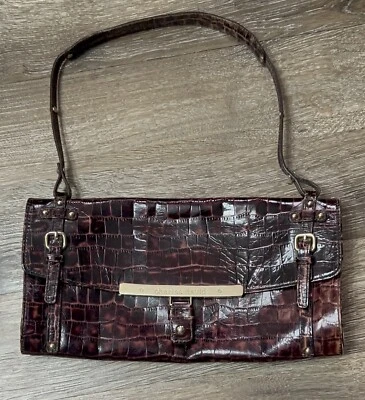 Bolso de mano pequeño de cuero marrón Charles David con estampado animal en relieve Foto 1 de 4