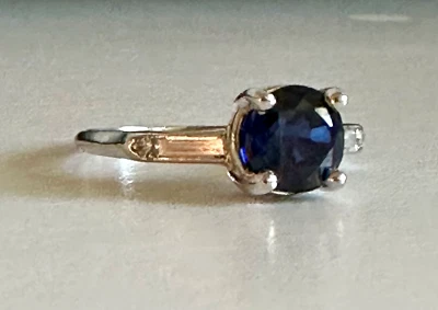 Anillo vintage de platino y diamantes con zafiro azul cultivado en laboratorio de 2 quilates -- LEER TODO Foto 1 de 4