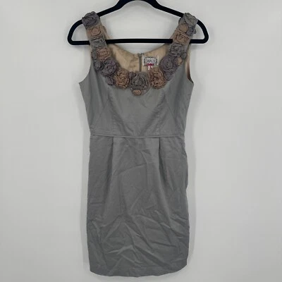 Vestido Vaina Baraschi Para Mujer 4 Gris Cremallera Trasera Sin Mangas Floral Embellecido Cuello Foto 1 de 4