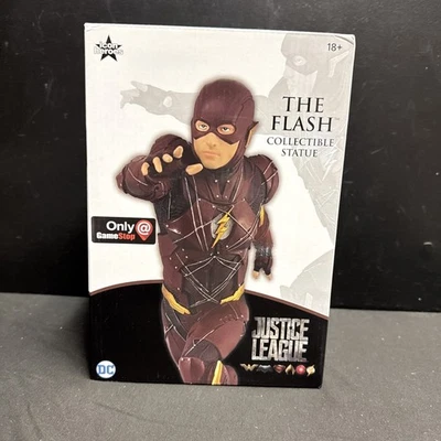 Estatua coleccionable Justice League The Flash DC Icon Heroes exclusiva de GameStop Foto 1 de 4