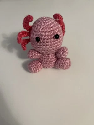 Peluche pequeño ajolotl hecho a mano de ganchillo Foto 1 de 2