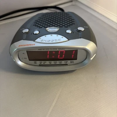  Vintage SYLVANIA MODEL SCR1276 AM/FM ALARM CLOCK RADIO AC/BATTERY POWERED - Image 1 of 4