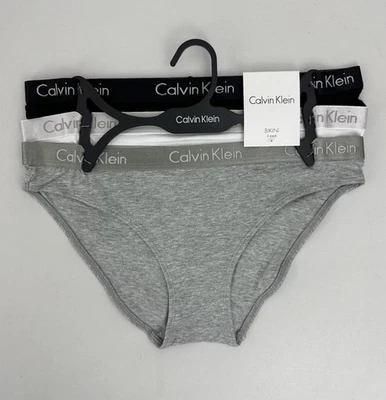 Paquete de 3 bikini Calvin Klein para mujer talla M colores lisos gris, blanco y negro Foto 1 de 4