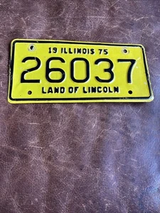 Placa de licencia de motocicleta Illinois 1975 🏍 etiqueta vintage IL # 26037 cinco dígitos - Imagen 1 de 4