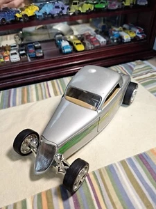 Road Signature 1/18 Scale Diecast 92838/9 - 1933 Ford Coupe - Silver - Picture 1 of 7