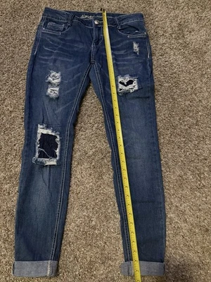 Pantalones de mezclilla para mujer Almost Famous 9 azules con puños desgastados elásticos 5 bolsillos Foto 1 de 4