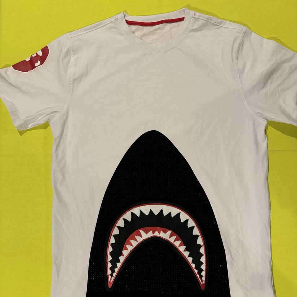 Camiseta Gráfica Hudson Outerwear “Boca de Tiburón” L Panel Negro + Adornos Nueva Sin Etiquetas Foto 1 de 4