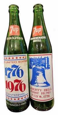 Лот из 2 винтажных памятных зеленых стеклянных бутылок 7Up - двухсотлетие 1776-1976 - Изображение 1 из 2