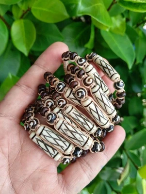 10 pulseras de nailon tostado con cuentas de hueso blanco grabadas hechas a mano al por mayor Foto 1 de 3