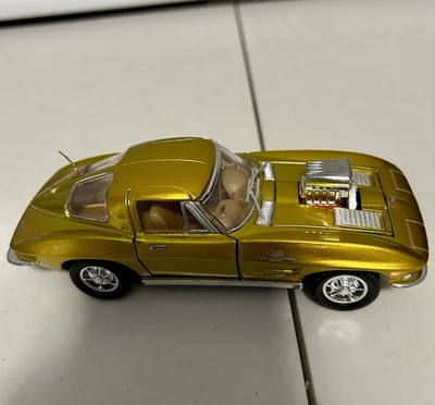 Signature - 1963 Chevrolet Corvette Sting Ray, Pro Rodz version - Gold -1:32 - Image 1 of 4