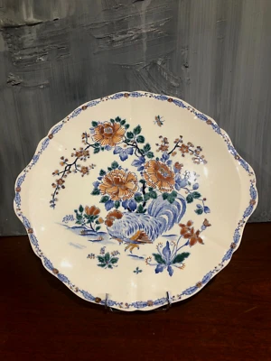 PLAT A TARTE EN FAÏENCE DE GIEN, DELFT COLORÉ, COQ ET PIVOINES ( 32,5 cm) - Photo 1/4