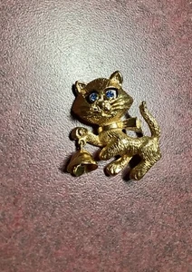 Vintage Avon Goldtone Cat Pin with Blue Rhinestone Eyes and Bell - Picture 1 of 3
