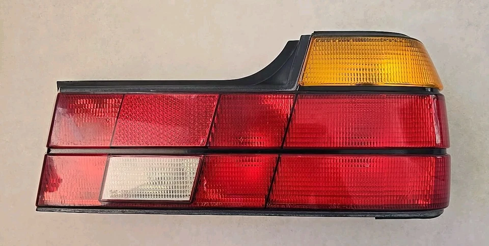 Задний фонарь правый для BMW 735i 1988 1989 1990 1991 1992 годов выпуска от оригинального производителя 1379504 - Изображение 1 из 4