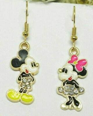 Pendientes colgantes de gancho con dije de Mickey y Minnie Mouse de oro amarillo esmaltado y cristal Foto 1 de 4