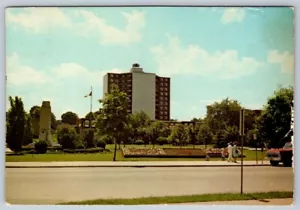 Cenotaph Park, Brampton, Ontario, 1977 Postcard, Postal Code Slogan Cancel - Bild 1 von 2