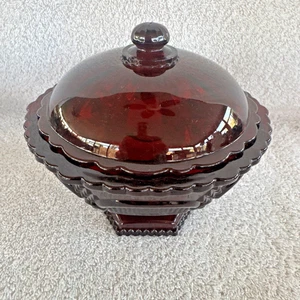 De colección AVON 1876 Cape Cod Rojo Rubí Vidrio Pedestal 6" Plato de Caramelo Cuenco con Tapa - Imagen 1 de 11