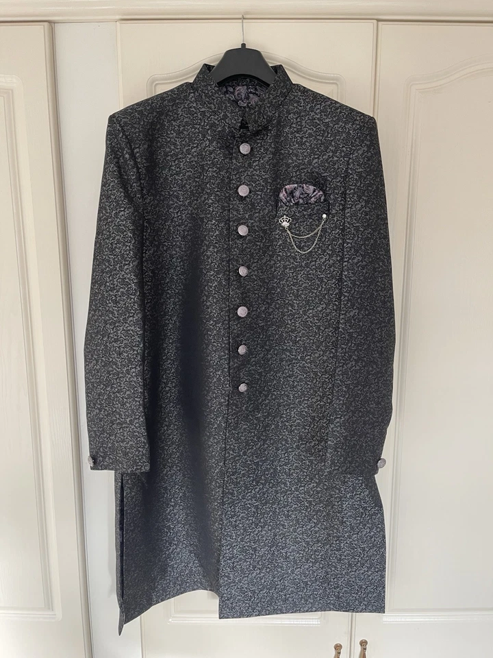 Tela de lujo Sherwani para hombre con intrincados bordados - negra - plateada - (M) Foto 1 de 4