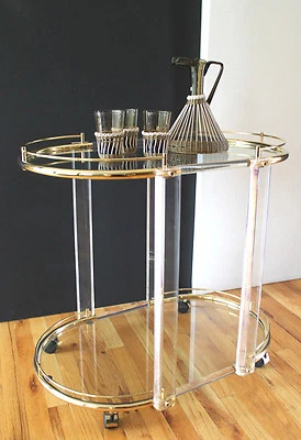 Carro de bar italiano Lucite estilo Hollywood Regency mediados de siglo 70, latón y vidrio Foto 1 de 4