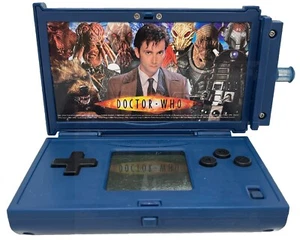 Dr Who Portátil Tardis Juego Electrónico David Tenant 10º Doctor Police Box Gamer - Imagen 1 de 4
