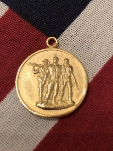 Rare Vintage Vietnam War Memorial 3 Soldiers Gold Tone Metal Charm - Bild 1 von 4