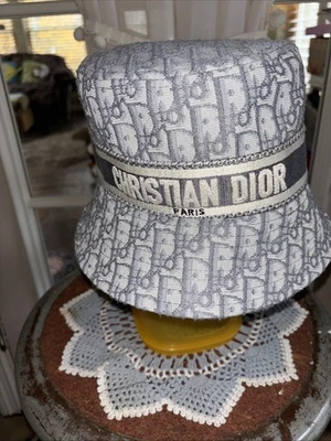 CHRISTIAN DIOR/PARÍS, sombrero cubo para mujer. Foto 1 de 4