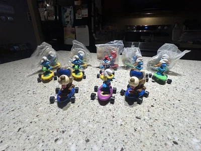 Lote de 13 figuras vintage de los Pitufos de 2" en monopatines pitufina papá perro monopatín Foto 1 de 4