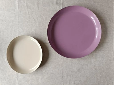 Dekoteller flieder (ca. 25cm) und creme (ca. 20cm) mit goldfarbene Kehrseite - Bild 1 von 4