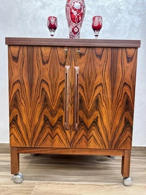 Torbjørn Afdal para Bruksbo Noruega - Armario de bar abatible en palisandro años 60 Foto 1 de 4