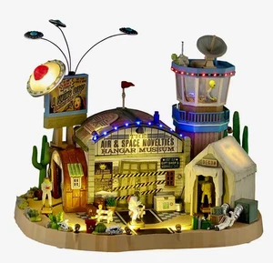 Lemax Spooky Town The Air & Space Novelties Hangar Museum UFO #55301 Halloween - Bild 1 von 1