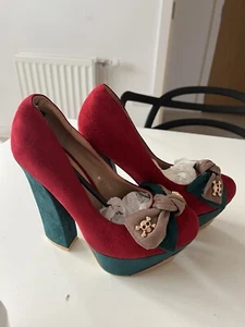Nuevo Extravagante Calaveras Adornadas Dos Tonos Verde Granate Gamuza Zapatos Tacones Talla 4 - Imagen 1 de 5