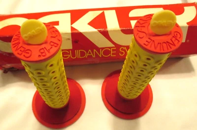 NUEVOS AGARRES OAKLEY OG AÑOS 80 B1B ROJO CON AMARILLO + TAPONES CRUD CON ROSQUILLAS ROJAS CON CAJA BMX! Foto 1 de 4
