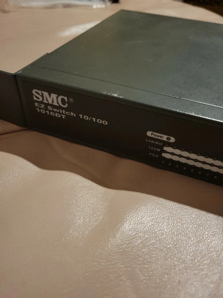 SMC 1016DT, EZ Switch 16 Port 10/100  Network Switch, (EZNET-16SW) Pre-Owned - Image 1 of 3